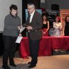 Ο Κώστας Μαντάς εκπρόσωπος της κινηματογραφικής λέσχης Δροσιάς δίνει στον εκπρόσωπο του Ζάχου Σαμολαδά το Βραβείο Animation